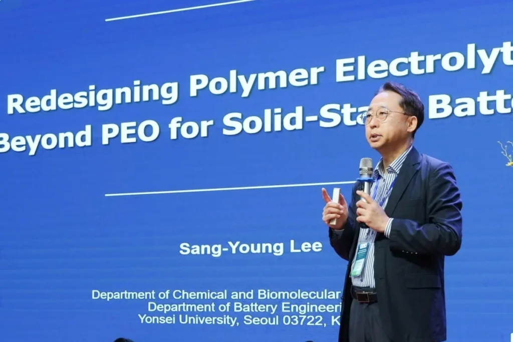 Nhà khoa học Lee Sang-Young, Đại học Yonsei (Hàn Quốc), chia sẻ tại hội thảo. Ảnh: Đại học Phenikaa