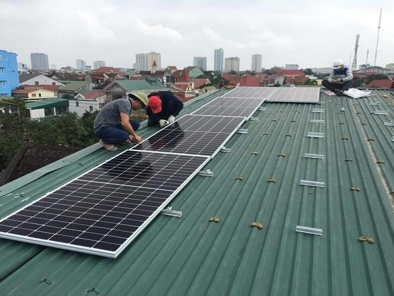 Lắp đặt các tấm pin mặt trời