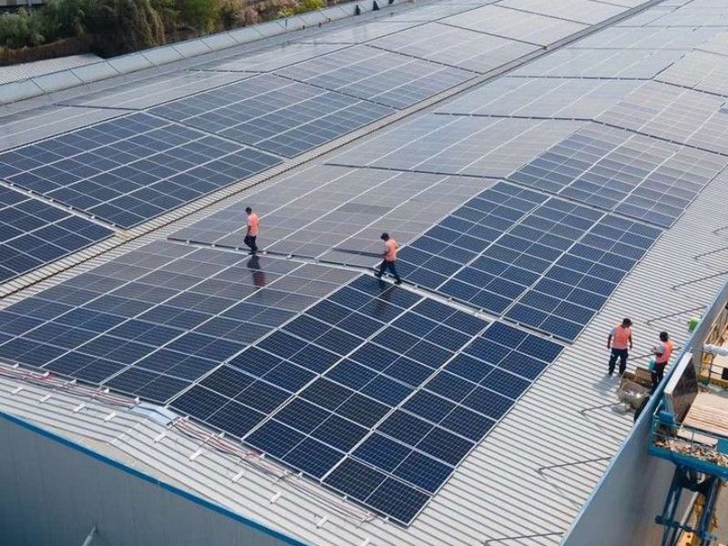 Việc lắp đặt tấm pin năng lượng mặt trời mang lại nhiều lợi ích