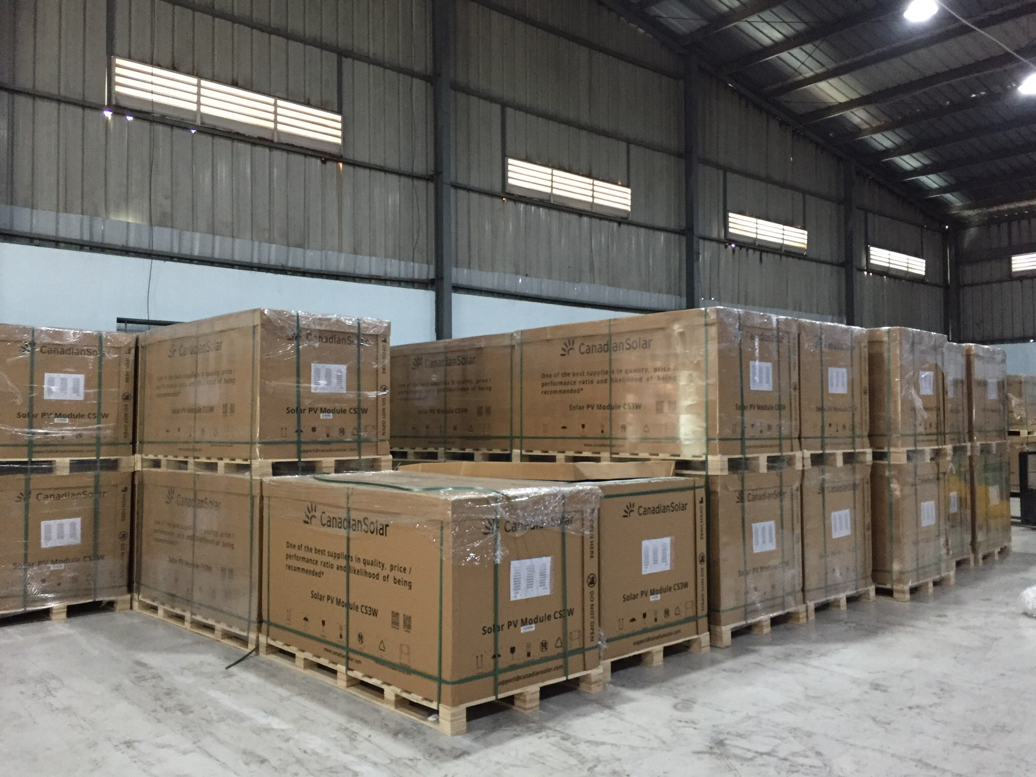 1 pallet pin năng lượng mặt trời bao nhiêu tấm