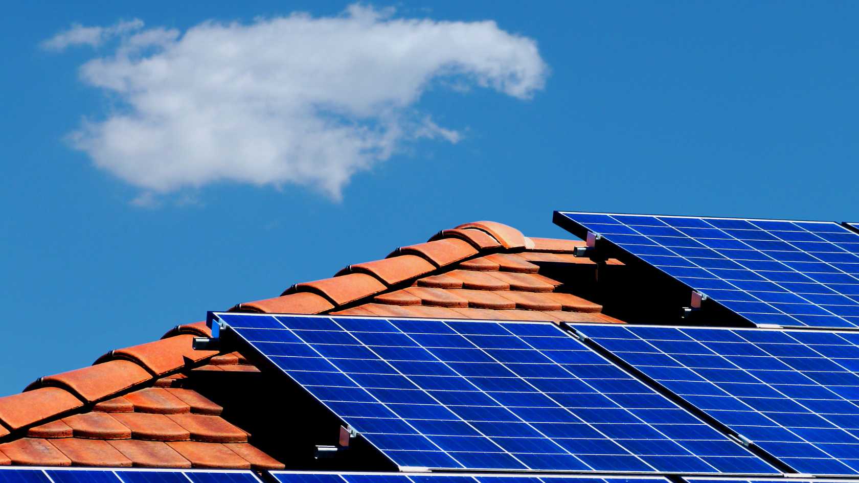 có nên sử dụng tấm pin năng lượng mặt trời